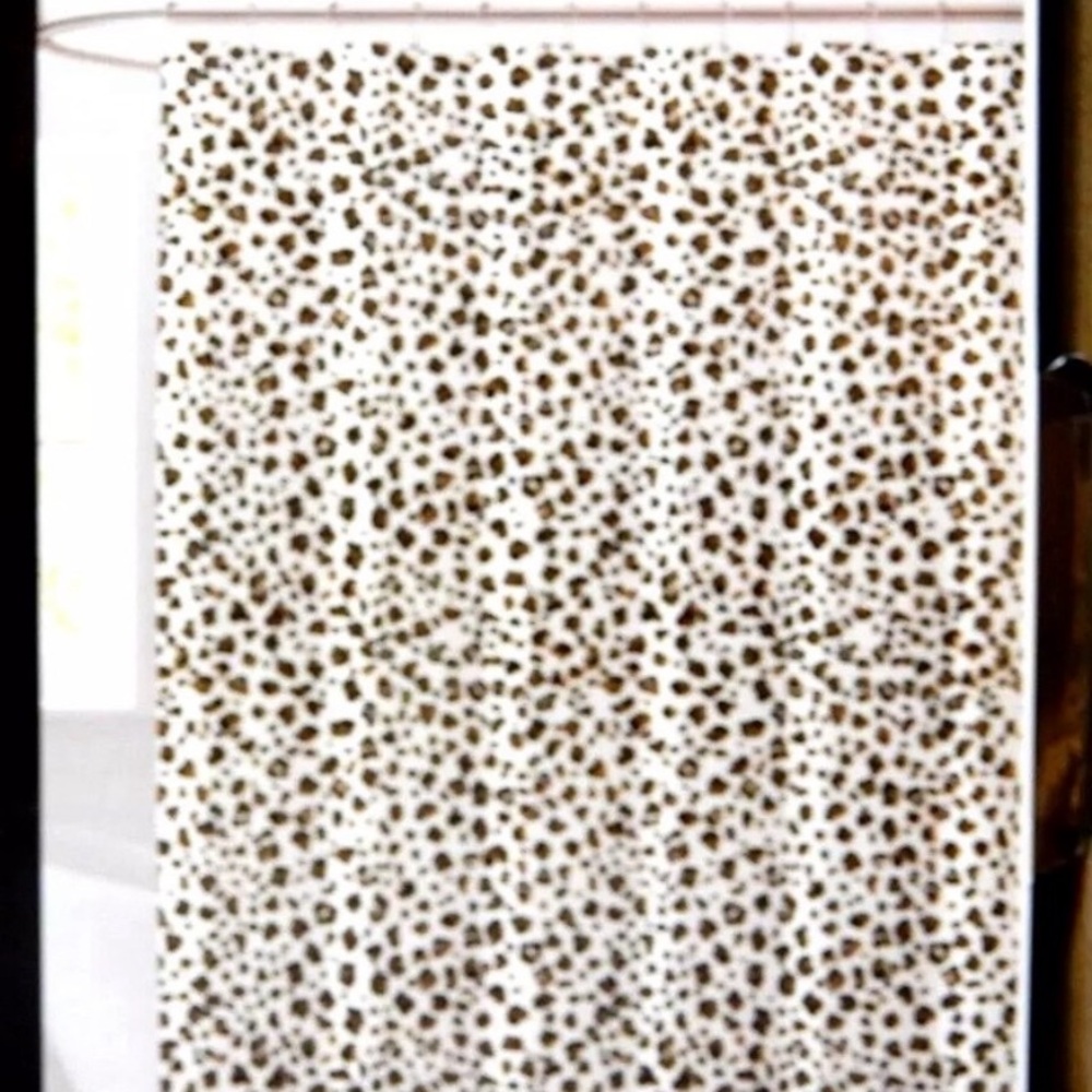 New without tags 
shower curtain, leopard print

New without tags